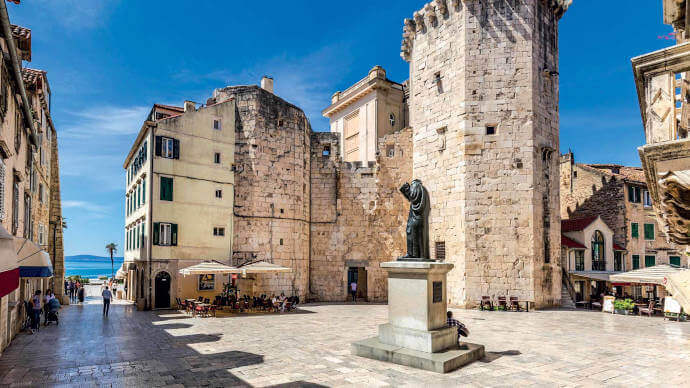 Meeting point at Fruit Square, Split for Blue Cave tour departure